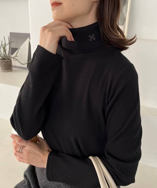 one after another NICE CLAUP(ワンアフターアナザーナイスクラップ)の「ワンポイント刺しゅうハイネックインナー(Tシャツ/カットソー・レディース・アイボリー/チャコールグレー/その他12/ブラック・0)」の2枚目の写真