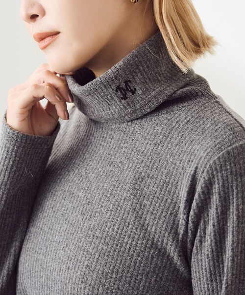 one after another NICE CLAUP(ワンアフターアナザーナイスクラップ)の「ワンポイント刺しゅうハイネックインナー(Tシャツ/カットソー・レディース・アイボリー/チャコールグレー/その他12/ブラック・0)」の3枚目の写真