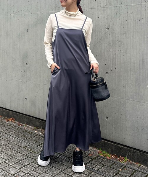 un dix cors(アンディコール)の「《予約》サテンキャミワンピース(ワンピース/ドレス・レディース・チャコールグレー/ブラック・F)」の1枚目の写真