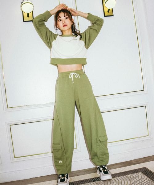 FOREVER 21(フォーエバー トゥエンティーワン)の「グリーンジョガーパンツ30Y7(その他・グリーン70・S/M)」の3枚目の写真