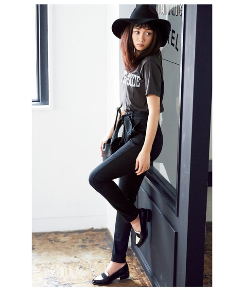 PEACH JOHN（ピーチジョン）の「マイハニービー／ＭＨＢリボンベルトスキニーデニム（パンツ・レディース・ブラック/オフホワイト/インディゴ/ライトインディゴ・S/M/L）」の2枚目の写真