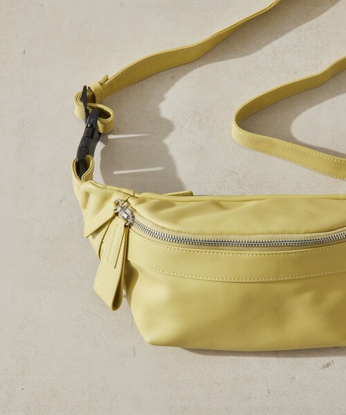 【ear PAPILLONNER】美品／牛革ポーチ ear PAPILLONNER（イアパピヨネ）の「《牛革》ボディバッグ