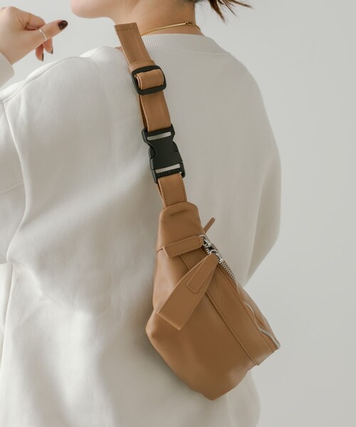 ear PAPILLONNER 本革　ボディバック ear PAPILLONNER（イアパピヨネ）の「《牛革》ボディバッグ