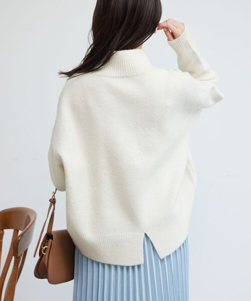 Chez toi(シェトワ)の「【アップデートして再登場】BACKスリットハイネックプルオーバー2(ニット/セーター・レディース・アイボリー/ピンク/グレー/オフホワイト・F)」の1枚目の写真