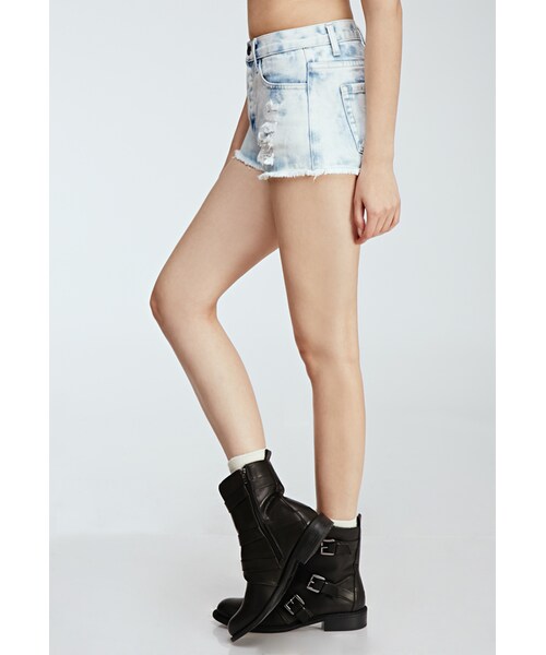 FOREVER 21(フォーエバー トゥエンティーワン)の「FOREVER 21 Cloud Wash Distressed Cutoffs(その他パンツ・レディース・Medium denim/Light denim・25/31/24/26/27/28/29/30)」の5枚目の写真