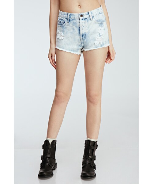 FOREVER 21(フォーエバー トゥエンティーワン)の「FOREVER 21 Cloud Wash Distressed Cutoffs(その他パンツ・レディース・Medium denim/Light denim・25/31/24/26/27/28/29/30)」の4枚目の写真