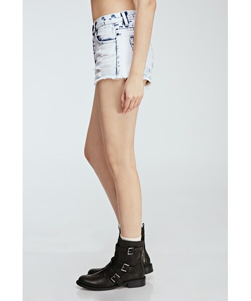 FOREVER 21(フォーエバー トゥエンティーワン)の「FOREVER 21 Cloud Wash Distressed Cutoffs(その他パンツ・レディース・Medium denim/Light denim・25/31/24/26/27/28/29/30)」の2枚目の写真