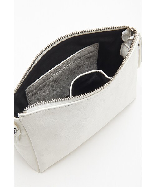 FOREVER 21（フォーエバー トゥエンティーワン）の「FOREVER 21 Chained Faux Leather Crossbody（ショルダーバッグ・レディース・Cream/Black/Blue/Yellow・One size）」の4枚目の写真