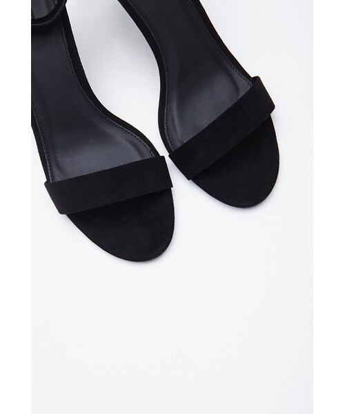 FOREVER 21(フォーエバー トゥエンティーワン)の「FOREVER 21 Faux Suede Ankle-Strap Heels(サンダル・レディース・Red/Black・10/8.5/9/8/6.5/5.5/7/7.5/6)」の3枚目の写真
