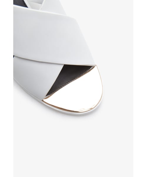 FOREVER 21（フォーエバー トゥエンティーワン）の「FOREVER 21 Crisscross-Strap Slingback Sandals（サンダル・レディース・Black/White・7/5.5/6/6.5/7.5/8/8.5/9/10）」の11枚目の写真