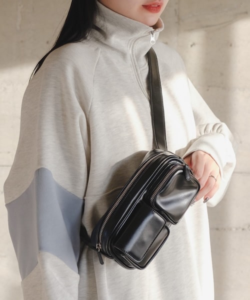 Kastane(カスタネ)の「【12.14(木)12:00発売/2WAY】ダブルポケットショルダーBAG(ボディバッグ/ウエストポーチ・レディース・ブラック/アイボリー/シルバー・F)」の1枚目の写真