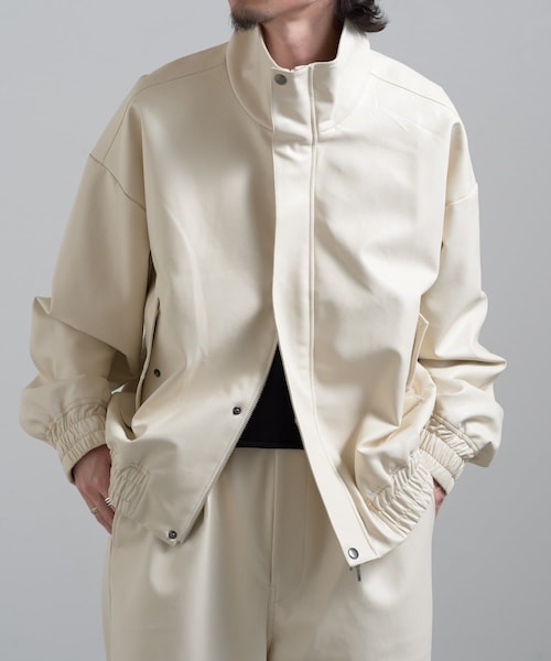 Lui's(ルイス)の「【Neucon / ニューコン】24SS シンセティックレザートラックブルゾン(ジャケット/アウター・メンズ・ブラック/グリーン/アイボリー・1/2)」の2枚目の写真