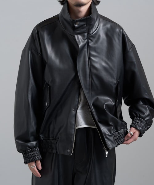 Lui's(ルイス)の「【Neucon / ニューコン】24SS シンセティックレザートラックブルゾン(ジャケット/アウター・メンズ・ブラック/グリーン/アイボリー・1/2)」の1枚目の写真