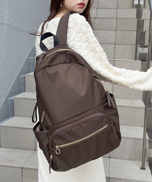 natural couture(ナチュラルクチュール)の「【mamamo】15ポケットきれいめリュック(バックパック/リュック・レディース・ベージュ/ブラウン/ブラック・FREE)」の3枚目の写真