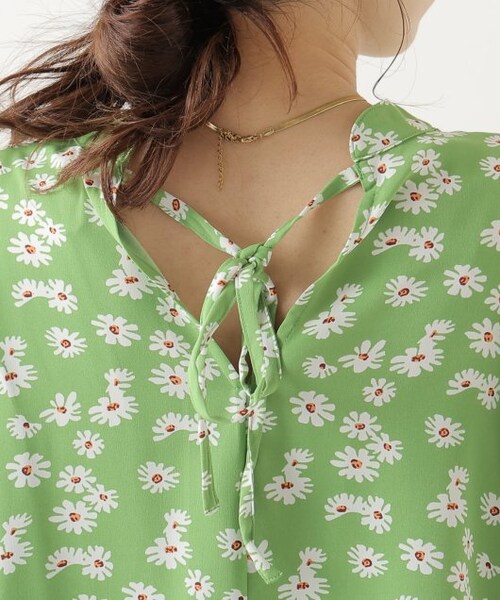 OUTLET(アウトレット)の「デイジー柄ハイネックブラウス(トップス・レディース・クロ/グリーン/オフシロ・FREE)」の10枚目の写真