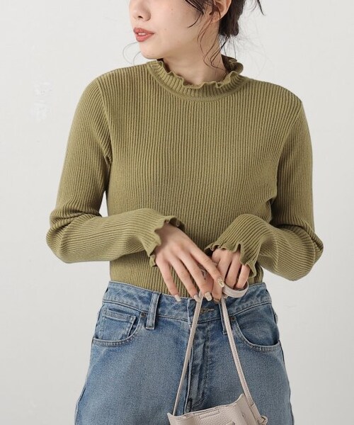 OUTLET(アウトレット)の「フリルハイネックプルオーバー(トップス・レディース・クロ/ブルー/グリーン/ベージュ/オレンジ/ワイン/オフシロ/ピスタチオ・FREE)」の3枚目の写真