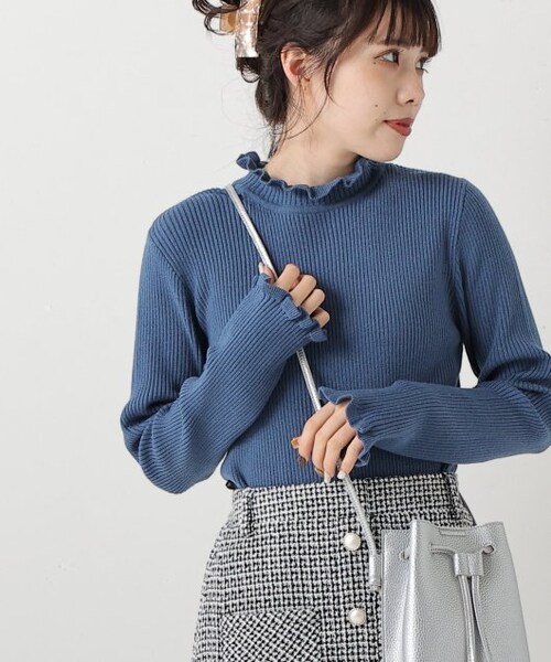 OUTLET(アウトレット)の「フリルハイネックプルオーバー(トップス・レディース・クロ/ブルー/グリーン/ベージュ/オレンジ/ワイン/オフシロ/ピスタチオ・FREE)」の2枚目の写真