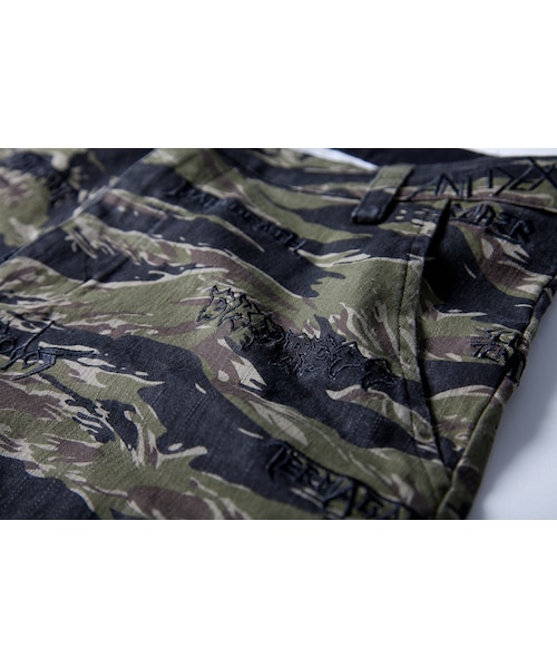 Slightly Numb（スライトリーナム）の「HEADBANGER CAMO PANTS（パンツ・Black Stitch/Red Stitch・01/02/03）」の2枚目の写真