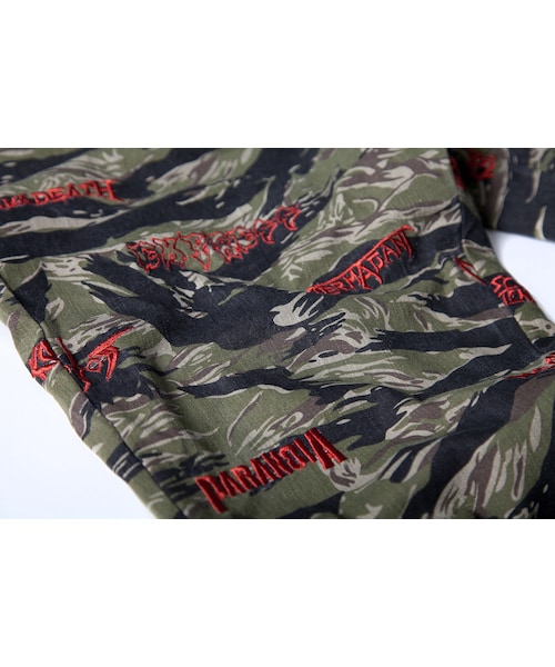 Slightly Numb（スライトリーナム）の「HEADBANGER CAMO PANTS（パンツ・Black Stitch/Red Stitch・01/02/03）」の3枚目の写真