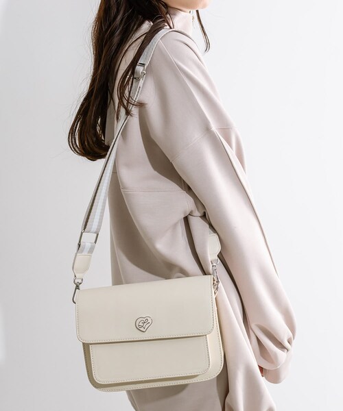 OLIVE des OLIVE（オリーブデオリーブ）の「エンブレム付きライン 
