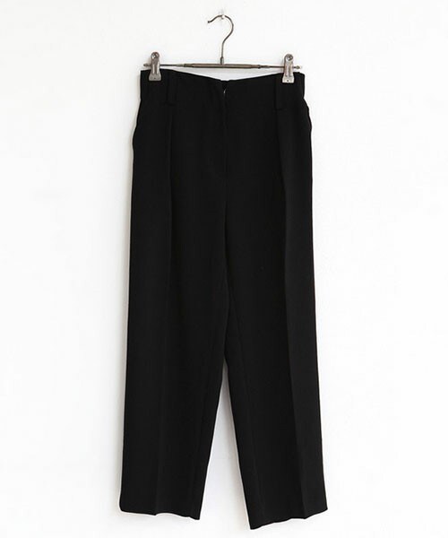 DHOLIC（ディーホリック）の「ワイドクロップドタックパンツ（その他パンツ・レディース・ホワイトアイボリー/ブラック/ネイビー/ディープグレー・free）」の2枚目の写真