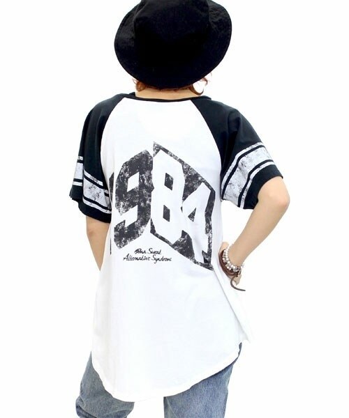 RNA SWEAT（アールエヌエースウェット）の「HITSロゴプリント配色ドレープラグラン（トップス・レディース・ホワイト×スミクロ/スミクロ×ホワイト/スミクロ×ピンク/キナリ×ビビッドピンク・M）」の6枚目の写真