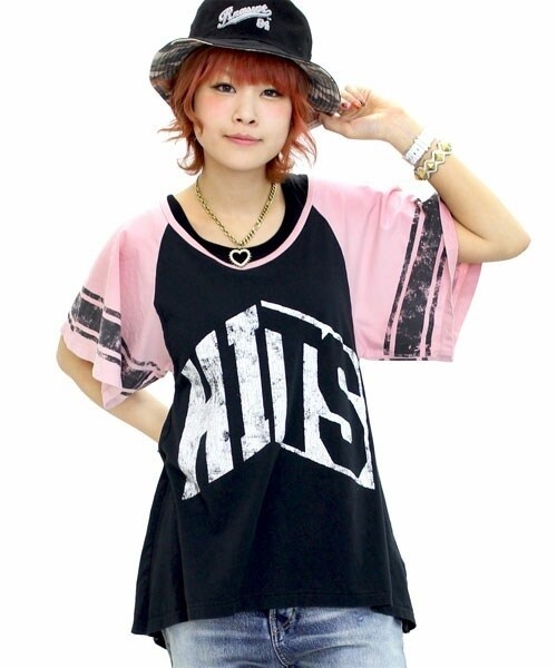 RNA SWEAT（アールエヌエースウェット）の「HITSロゴプリント配色ドレープラグラン（トップス・レディース・ホワイト×スミクロ/スミクロ×ホワイト/スミクロ×ピンク/キナリ×ビビッドピンク・M）」の3枚目の写真