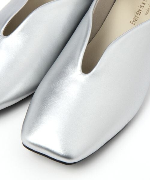 studio CLIP(スタディオクリップ)の「やわらかカラーパンプス(シューズ・シルバー02/ブラック19/イエロー60/ライトブルー82・M/L)」の13枚目の写真