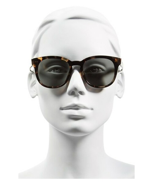 TOMS（トムス）の「TOMS 'Dodoma' 51mm Vintage Keyhole Sunglasses（サングラス・レディース・Black/ Plum/ Grey Gradient/Blonde Tortoise/ Green Grey）」の2枚目の写真