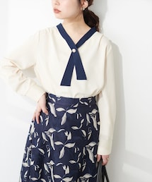 natural couture（ナチュラルクチュール）の「WEB限定 / osonoパールリバー釦クロスボータイブラウス（トップス）」
