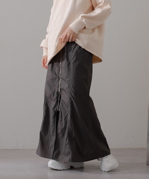 Kastane（カスタネ）の「【2.2(金)12:00発売/ダブルジップ/前後2WAY】ナイロンナロースカート（スカート・レディース・オフホワイト/カーキ/チャコールグレー・F）」の2枚目の写真