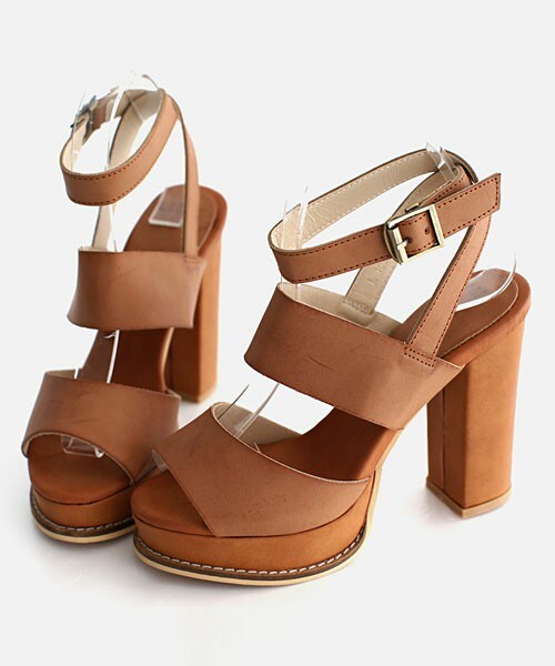 DHOLIC（ディーホリック）の「ストラップチャンキーヒールサンダル（サンダル・レディース・ブラック/キャメル・225/230/235/240/245/250）」の2枚目の写真