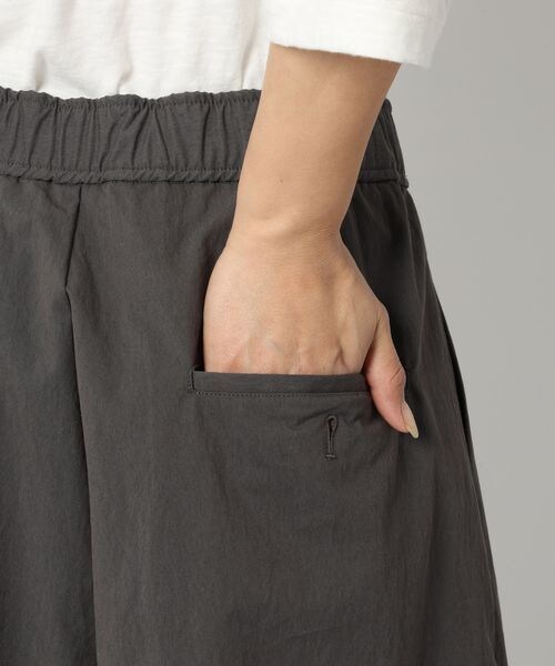 BABYLONE（バビロン）の「コットンナイロンフレアワイドパンツ（パンツ・レディース・チャコール18/クリーム62・36/38）」の21枚目の写真