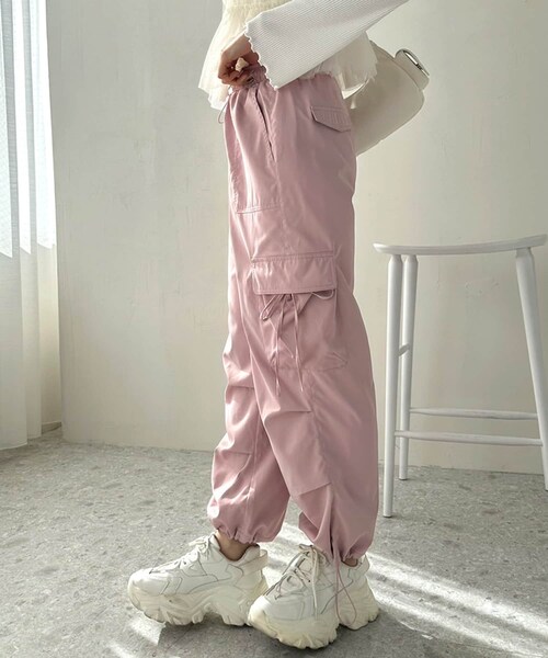 OLIVE des OLIVE（オリーブデオリーブ）の「リボンポケットカーゴパンツ（カーゴパンツ・レディース・オフホワイト/ピンク/サックスブルー/チャコールグレー・FREE）」の4枚目の写真