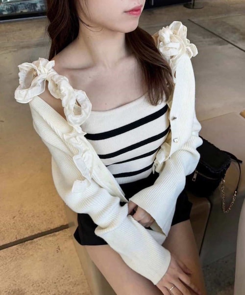 one after another NICE CLAUP（ワンアフターアナザーナイスクラップ）の「肩リボンニットビスチェ（その他トップス・レディース・オフホワイト/サックスブルー/ホワイト系その他/ブラック・0）」の2枚目の写真