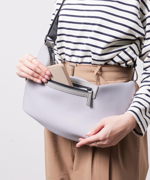 Chez toi（シェトワ）の「ダイバー素材ショルダーBAG（ショルダーバッグ・レディース・ベージュ/グレー/ブラック・FREE）」の3枚目の写真