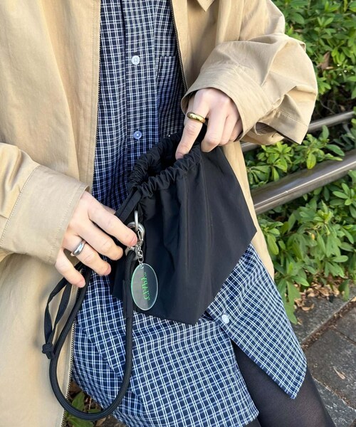 CIAOPANIC TYPY（チャオパニックティピー）の「【UNISEX】2WAY巾着バッグ/キーホルダー付き（バッグ・レディース・グレー/ブラック・ONE）」の2枚目の写真