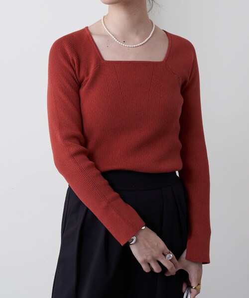 SHENERY（シーナリー）の「スクエアネックリブニット（ニット/セーター・レディース・アイボリー/オレンジ/ブラック・F）」の3枚目の写真