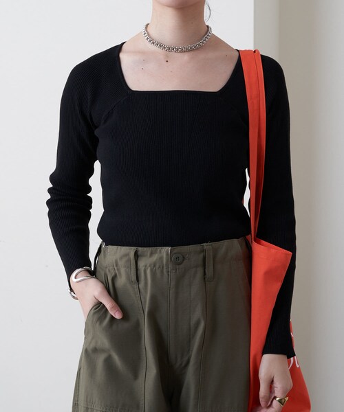 SHENERY（シーナリー）の「スクエアネックリブニット（ニット/セーター・レディース・アイボリー/オレンジ/ブラック・F）」の2枚目の写真
