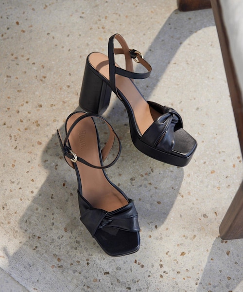 【美品／完売商品】Whim Gazette(ウィム ガゼット) クロスサンダル THE PAUSE】クロスストラップサンダル | Whim Gazette(ウィム ガゼット