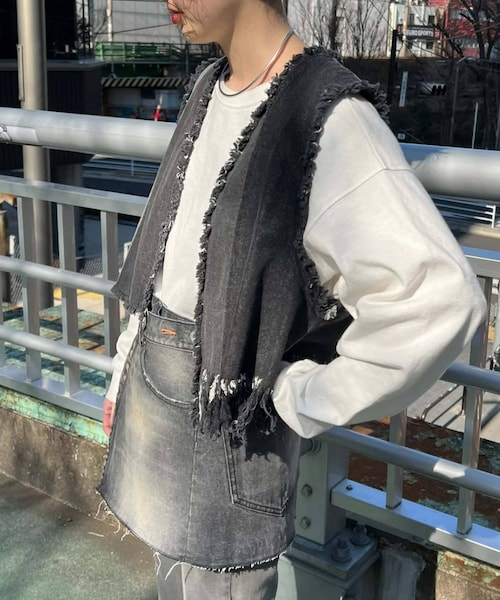 CIAOPANIC TYPY（チャオパニックティピー）の「【etsinta/エシンタ】リメイクデニムフリンジベスト（ジャケット/アウター・レディース・インディゴブルー/ブラック・ONE）」の2枚目の写真
