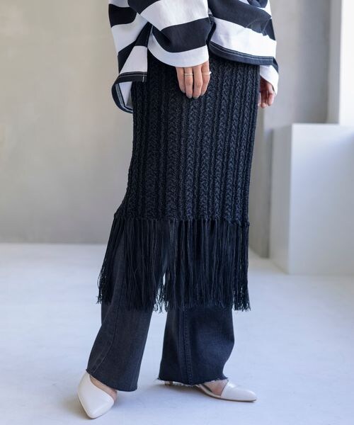 LEPSIM（レプシィム）の「7ゲージフリンジニットスカート（スカート・オフホワイト08/ブラック09・FREE SIZE）」の8枚目の写真