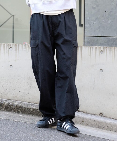 COLONY 2139(コロニートゥーワンスリーナイン)の「【UNISEX】ワイドカーゴパンツ(カーゴパンツ・レディース・ホワイト/ブラック/カーキ・M/L)」の2枚目の写真