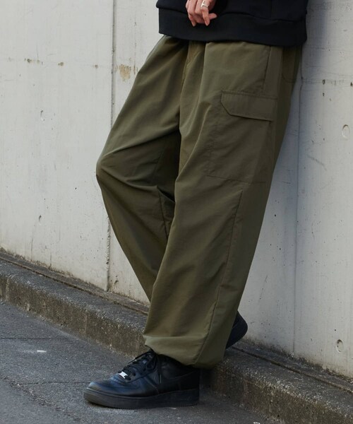 COLONY 2139(コロニートゥーワンスリーナイン)の「【UNISEX】ワイドカーゴパンツ(カーゴパンツ・レディース・ホワイト/ブラック/カーキ・M/L)」の3枚目の写真