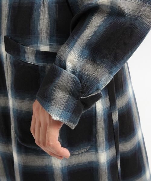 HARE（ハレ）の「【先行予約】オンブレチェックガウン（トップス・メンズ・オフホワイト/ネイビー・FREE）」の10枚目の写真