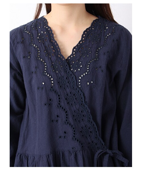 Samansa Mos2（サマンサ モスモス）の「綿麻スカラップカシュクールワンピース 1101886-12-11-11（ワンピース・レディース・オフホワイト/ベージュ/ネイビー/ラベンダー・M）」の8枚目の写真