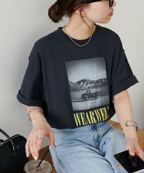 DISCOAT(ディスコート)の「【ユニセックス】WEARWELLフォトT(Tシャツ/カットソー・レディース・オフホワイト/ライトグレー/ブラック・F)」の2枚目の写真