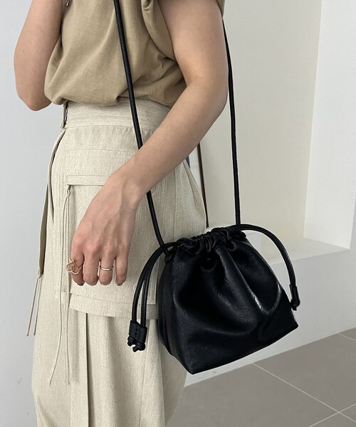 CAPRICIEUX LE'MAGE（カプリシューレマージュ）の「〈AGAWD/アガウド〉エコレザー巾着バッグ（バッグ・エクリュ/ブラック・F）」の2枚目の写真