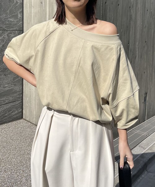 CAPRICIEUX LE'MAGE(カプリシューレマージュ)の「ドロストボートネックTシャツ(Tシャツ/カットソー・レディース・エクリュ/ベージュ/チャコールグレー・F)」の3枚目の写真