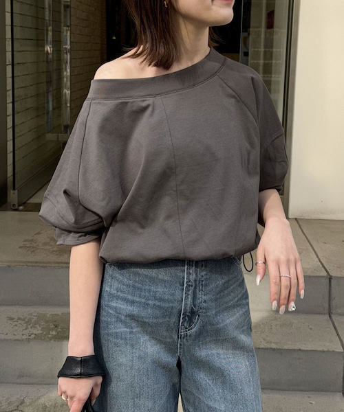 CAPRICIEUX LE'MAGE(カプリシューレマージュ)の「ドロストボートネックTシャツ(Tシャツ/カットソー・レディース・エクリュ/ベージュ/チャコールグレー・F)」の2枚目の写真